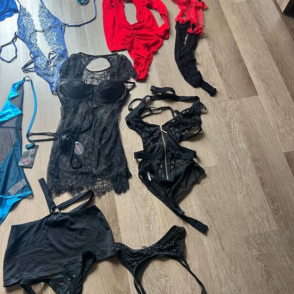 Lingerie Lot…. Sizes medium to large or one size. Like new. - Picture 4 of 8